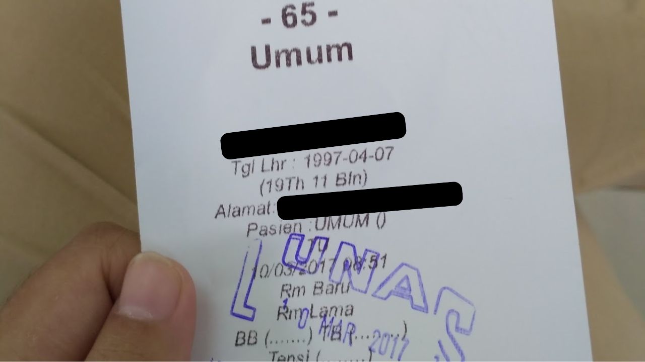 Bukti nomor antrian pendaftaran di Puskesmas Kebon Jeruk, Jakarta Barat yang mencantumkan hitungan umur pasien